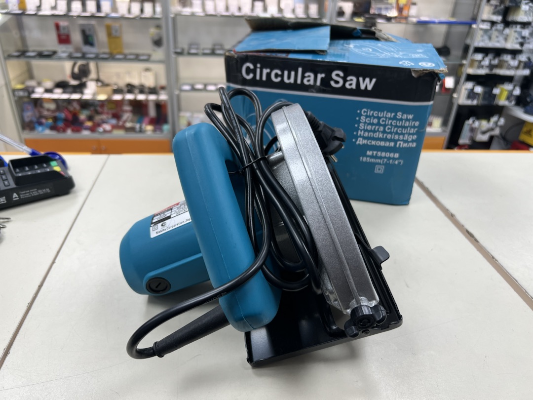 Дисковая пила Makita 5806;