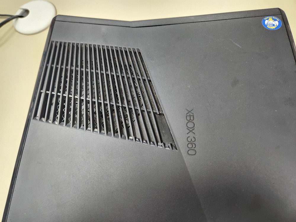 Игровая приставка Xbox 360;