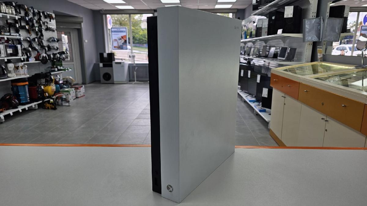Игровая приставка Xbox One X 1Tb