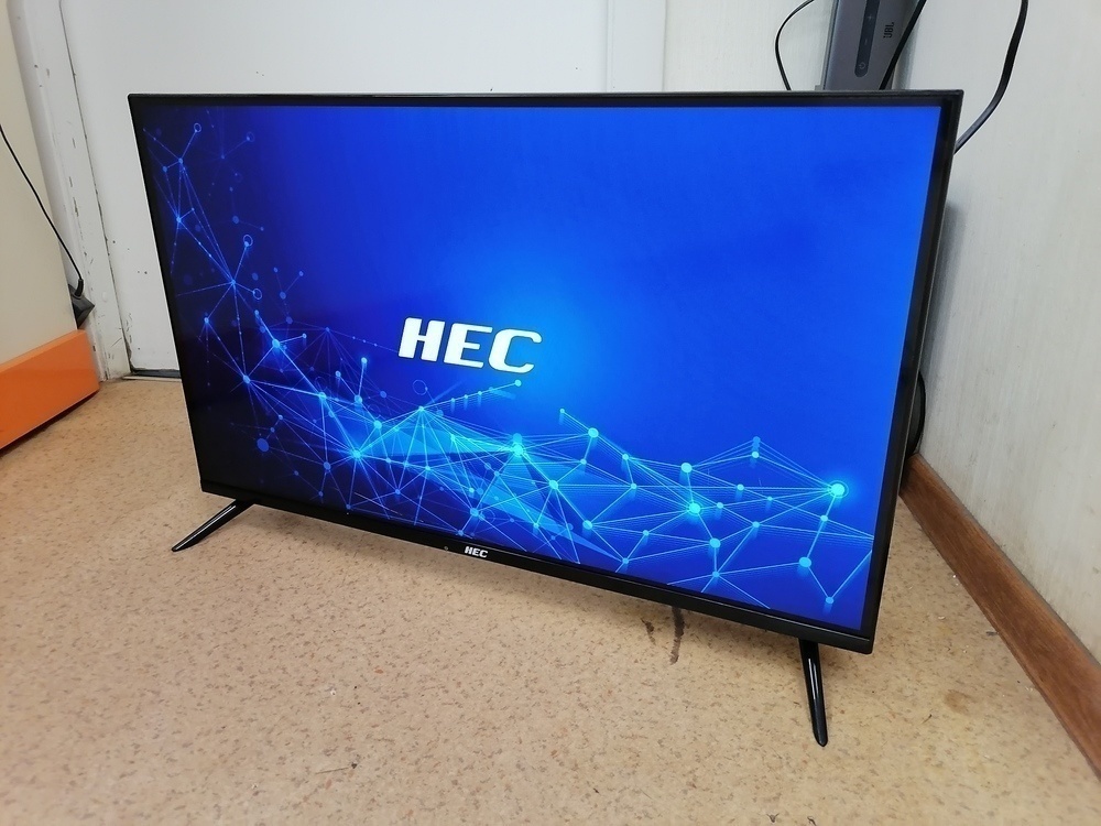 LED Телевизор HEC R1 32 HD;