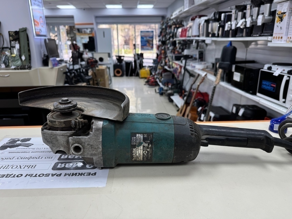 Угловая шлифмашина Makita GA9020