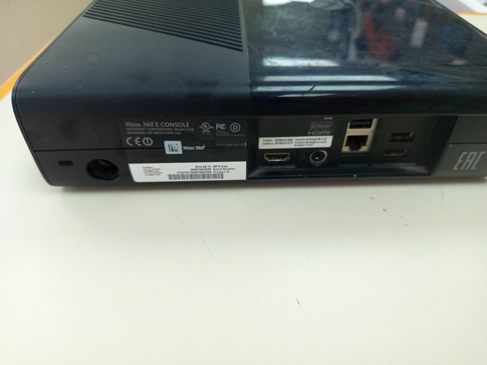 Игровая приставка Xbox 360 E Игровая приставка Xbox 360 E