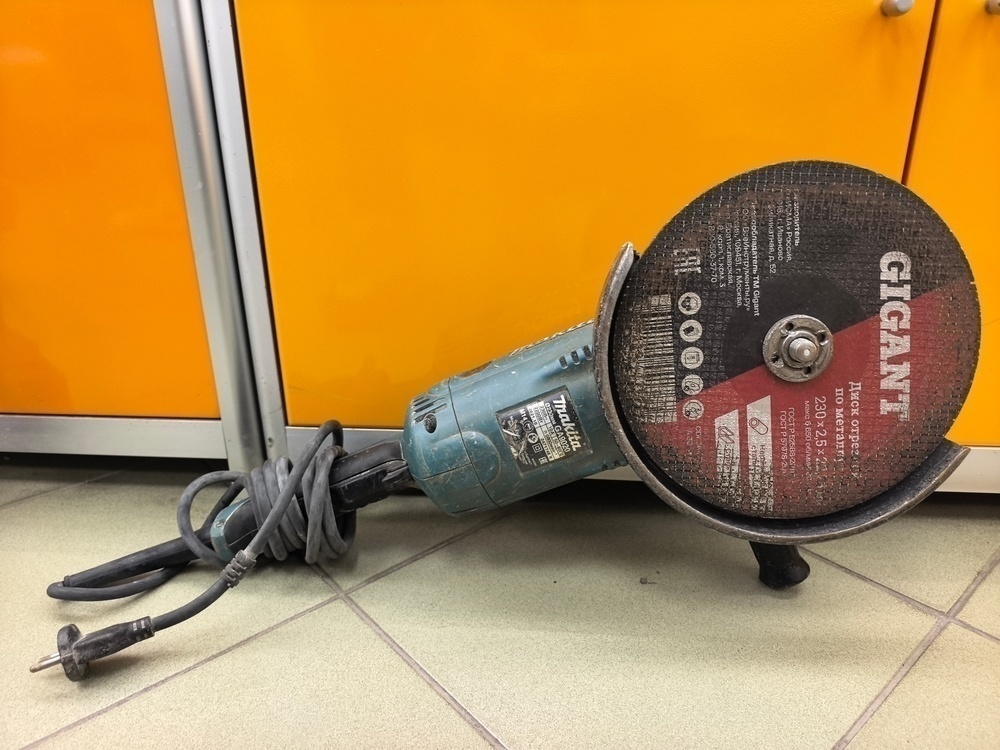 Угловая шлифмашина Makita GA9020