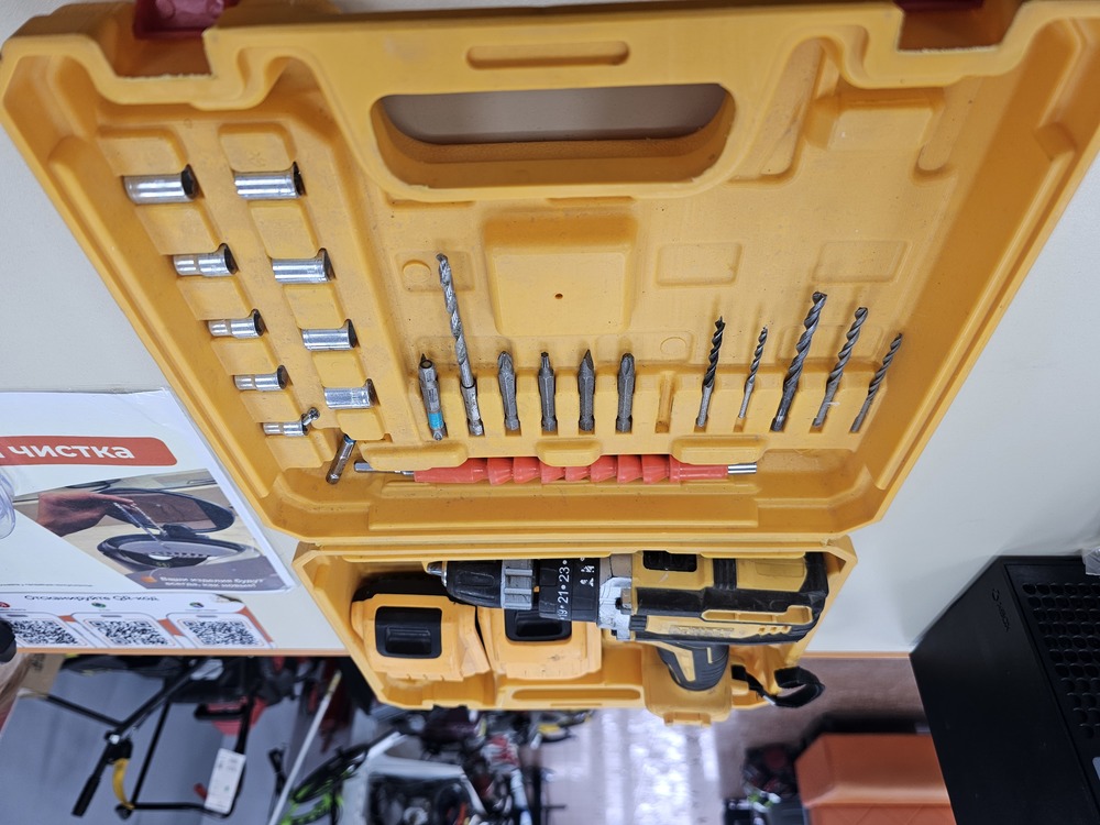 Шуруповерт Dewalt DCD701;