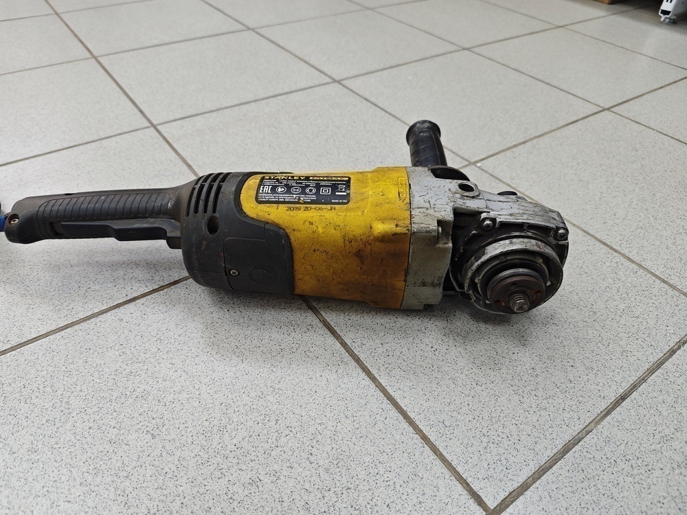 Угловая шлифмашина Stanley FMEG230