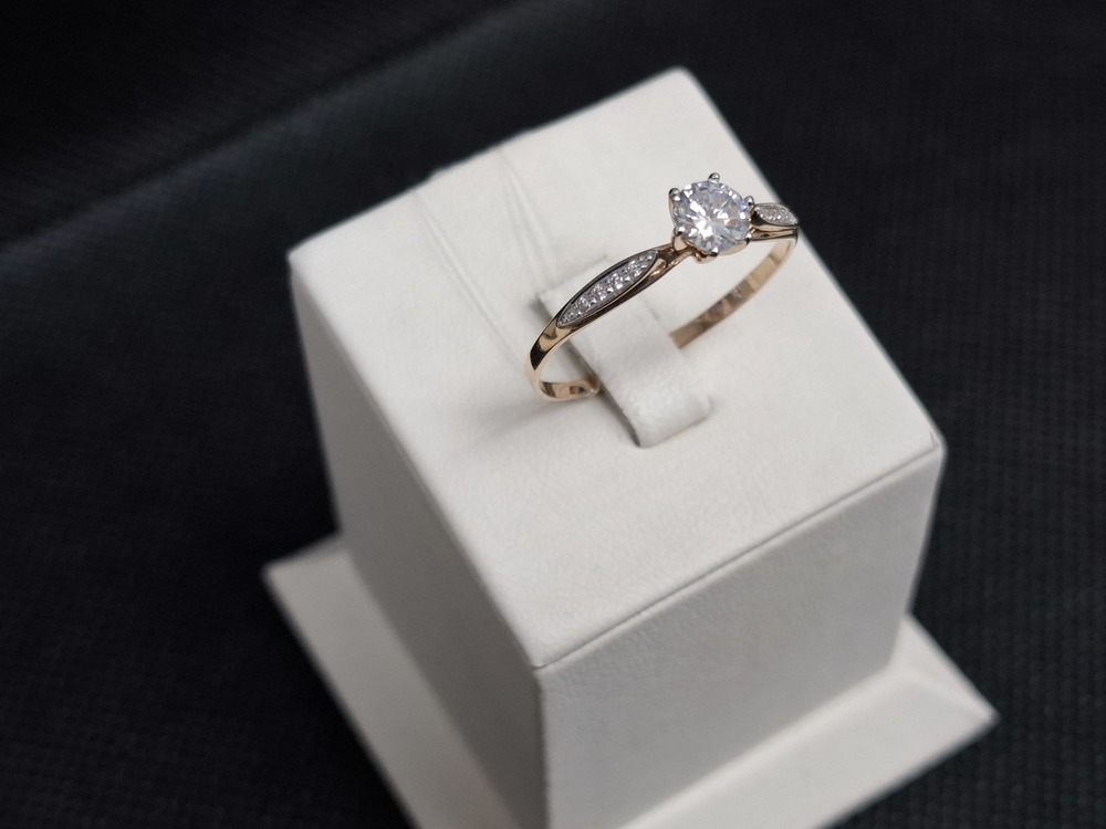 КОЛЬЦО С КАМНЯМИ (Au 585)