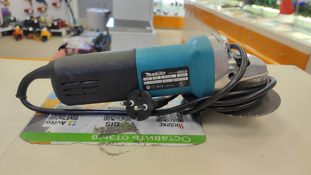 Угловая шлифмашина Makita 9558HM