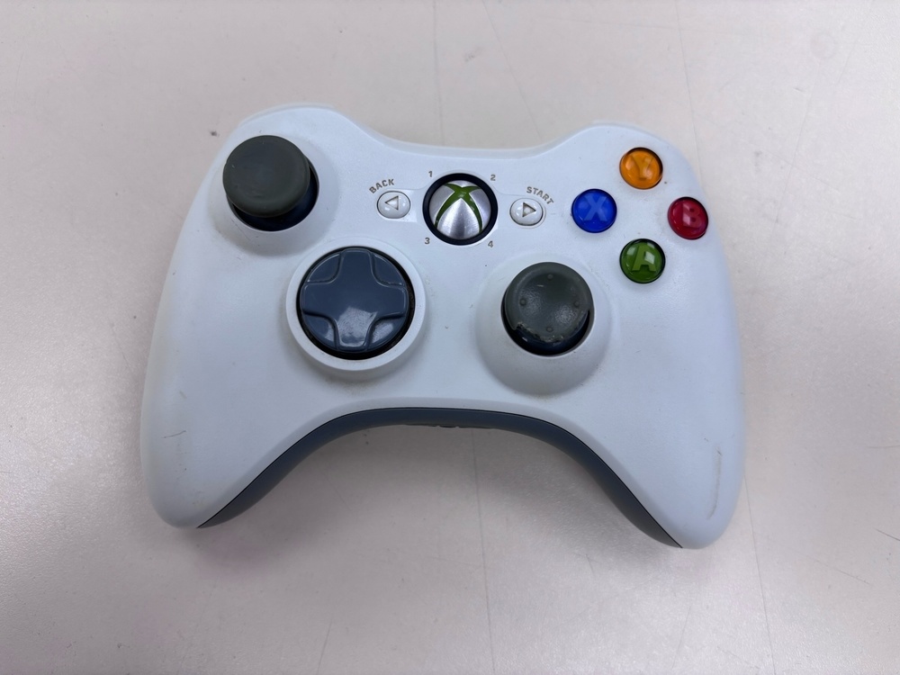 Игровая приставка Xbox 360;