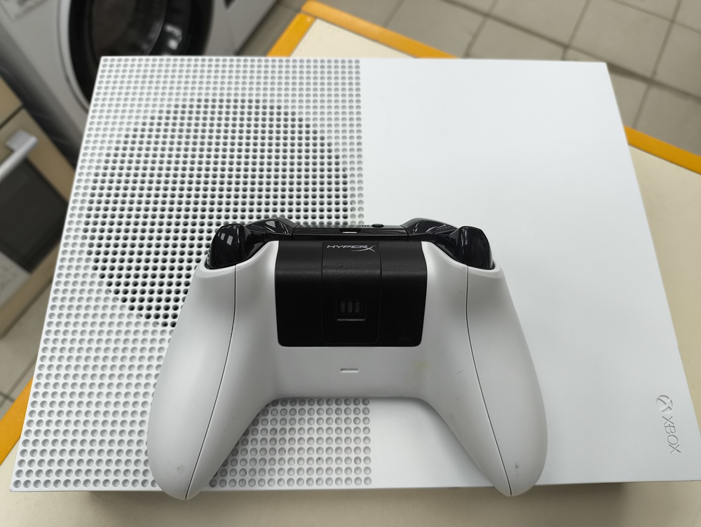 Игровая приставка Xbox One S 1TB Игровая приставка Xbox One S 1TB