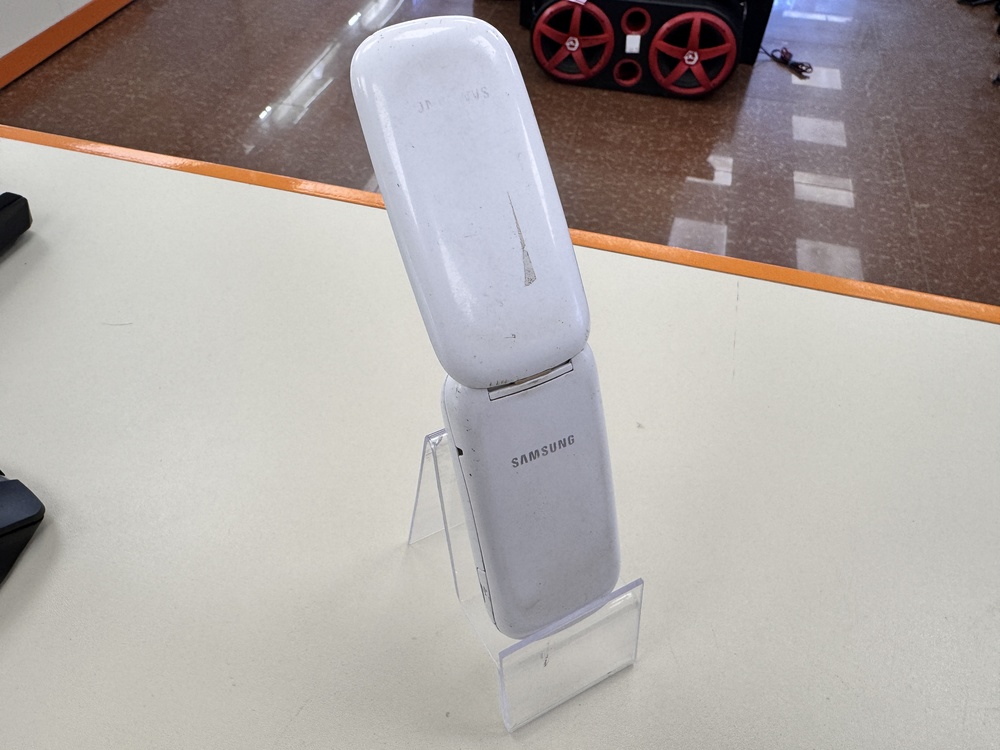 Мобильный телефон Samsung E1070