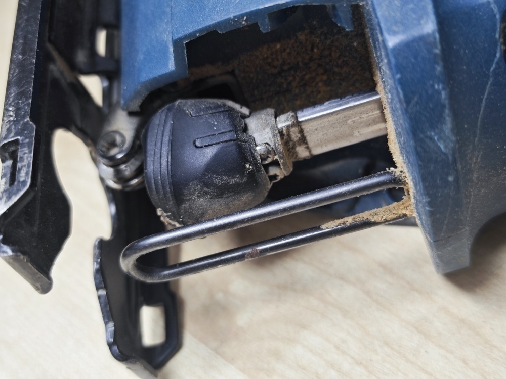 Лобзик Bosch GST 700;