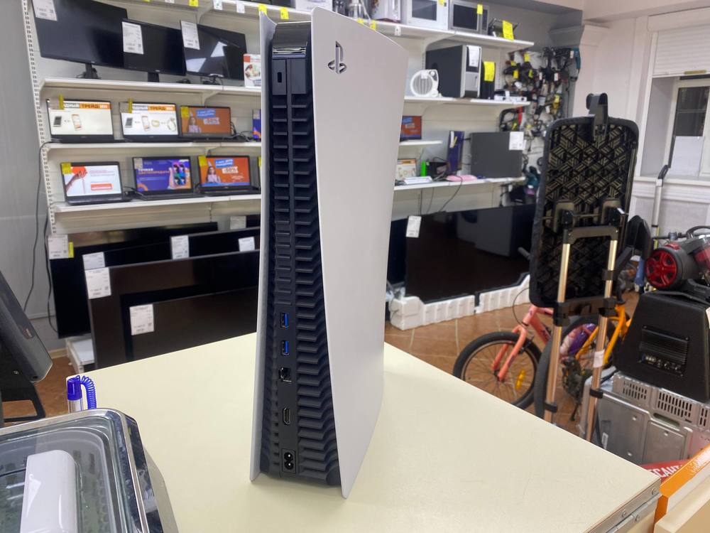 Игровая приставка PlayStation 5 825Gb (С дисководом) Игровая приставка PlayStation 5 825Gb (С дисководом)