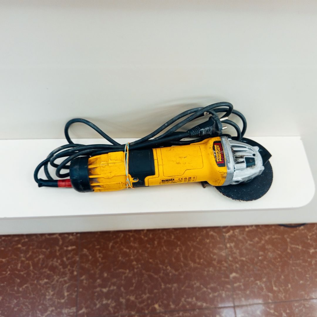 Угловая шлифмашина Dewalt DWE 4257