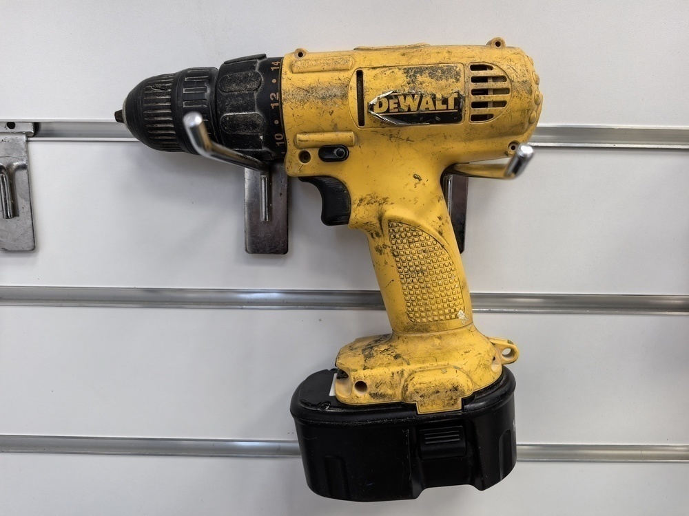Шуруповерт Dewalt NoName