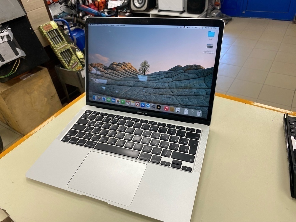 Ноутбук Apple Macbook M1 2337; Apple M1, HD Graphics, 8 Гб, 256 Гб, Нет