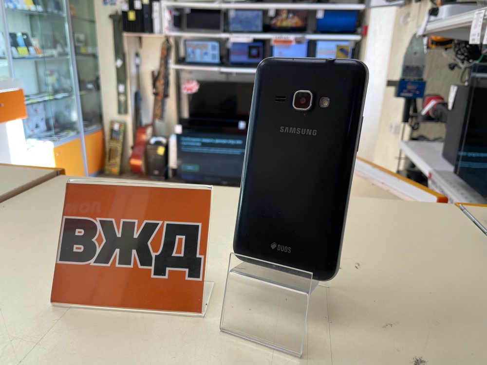 Смартфон Samsung Galaxy J1 2016 1/8