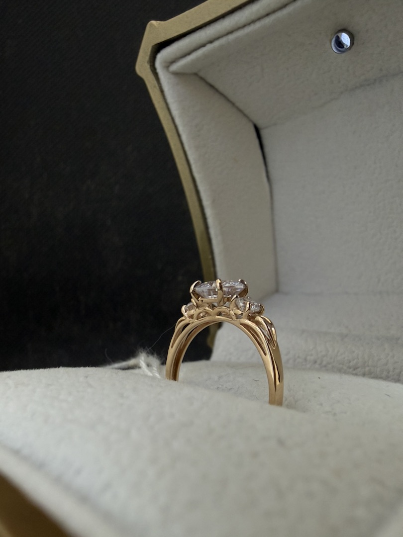 КОЛКМИ585 КОЛЬЦО С КАМНЯМИ (Au 585)