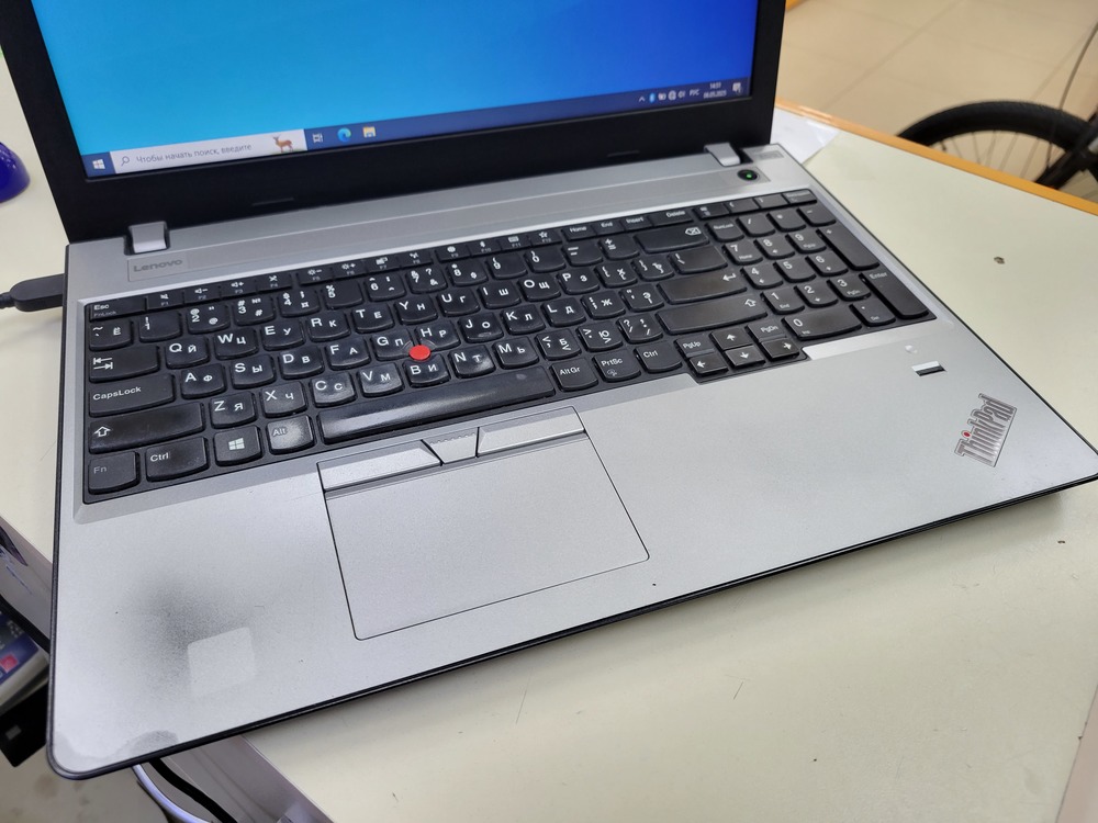 Ноутбук Lenovo; Core i3-6006U, Intel HD Graphics 520, 4 Гб, 240 Гб, Нет