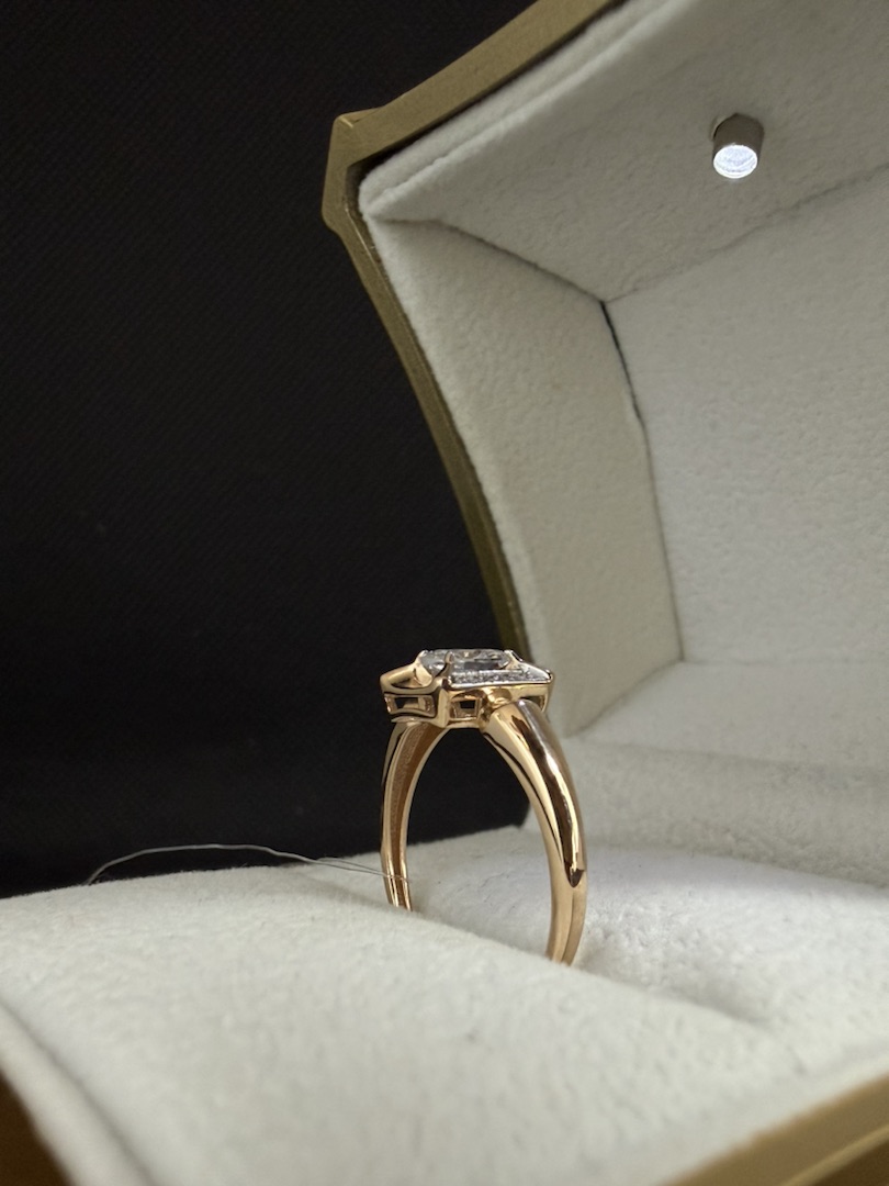 КОЛЬЦО С КАМНЯМИ (Au 585)