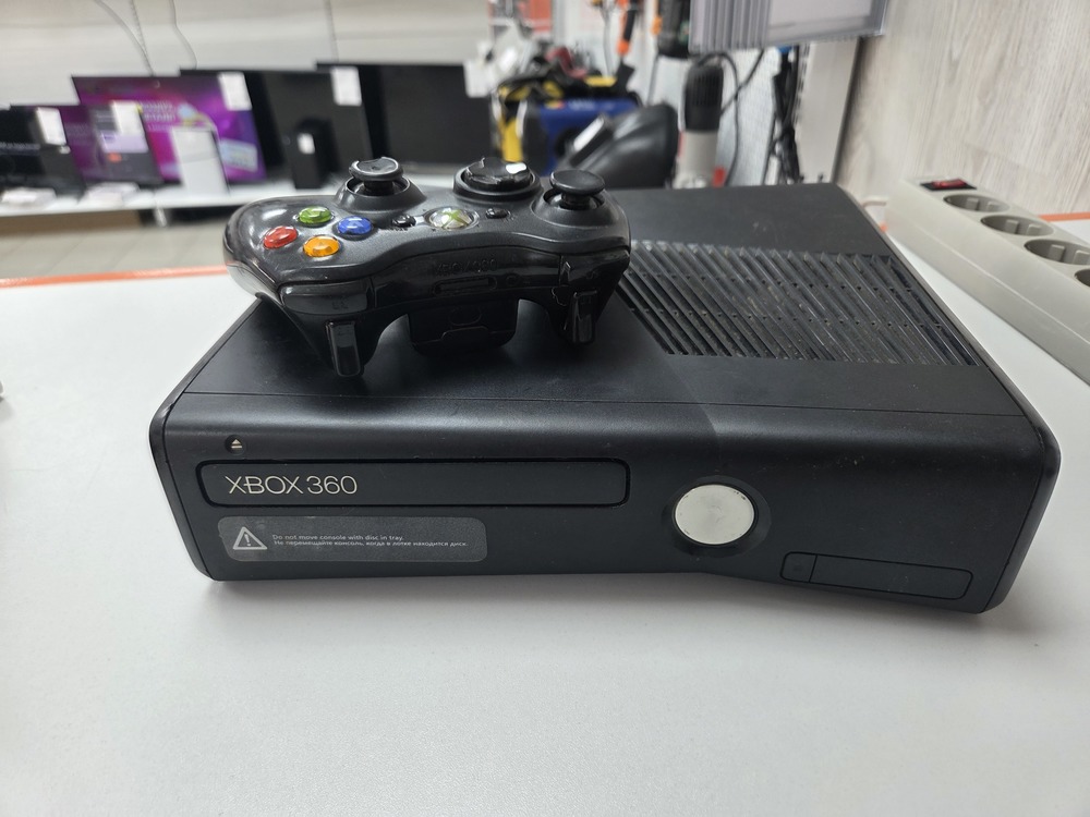 Игровая приставка Xbox 360;