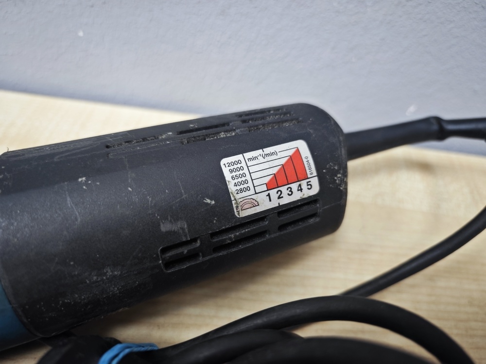 Угловая шлифмашина Makita 9565CVR;