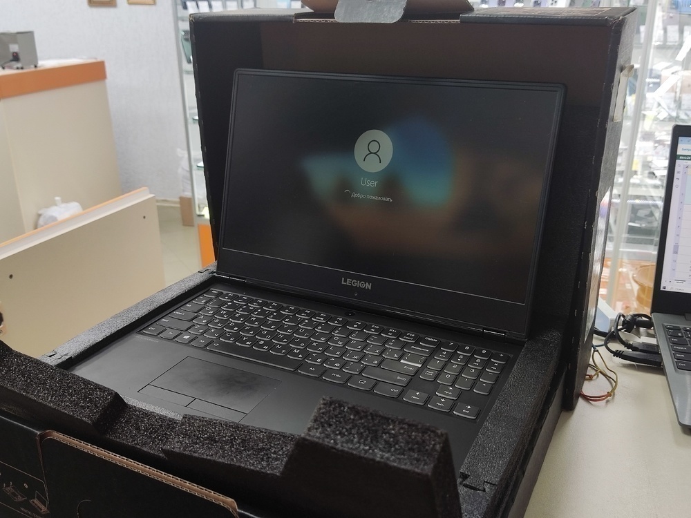 Ноутбук Lenovo; Core i7-8750H, Intel HD Graphics 630, 8 Гб, 240 Гб, 1 Tb