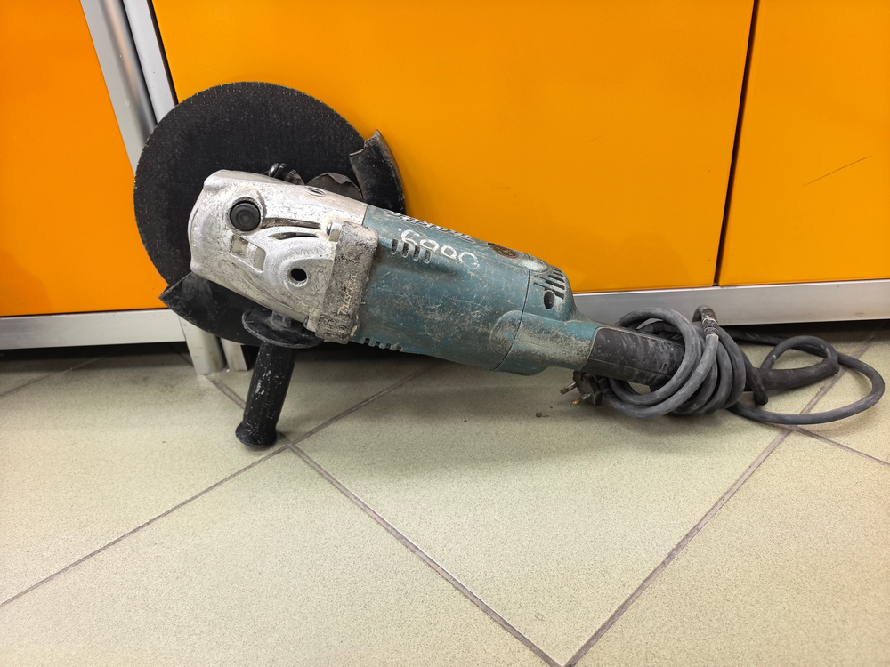 Угловая шлифмашина Makita GA9020