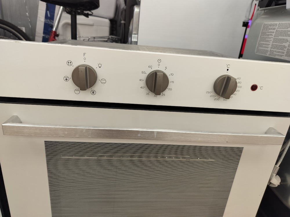 Духовой шкаф Indesit IFW 6530 WH