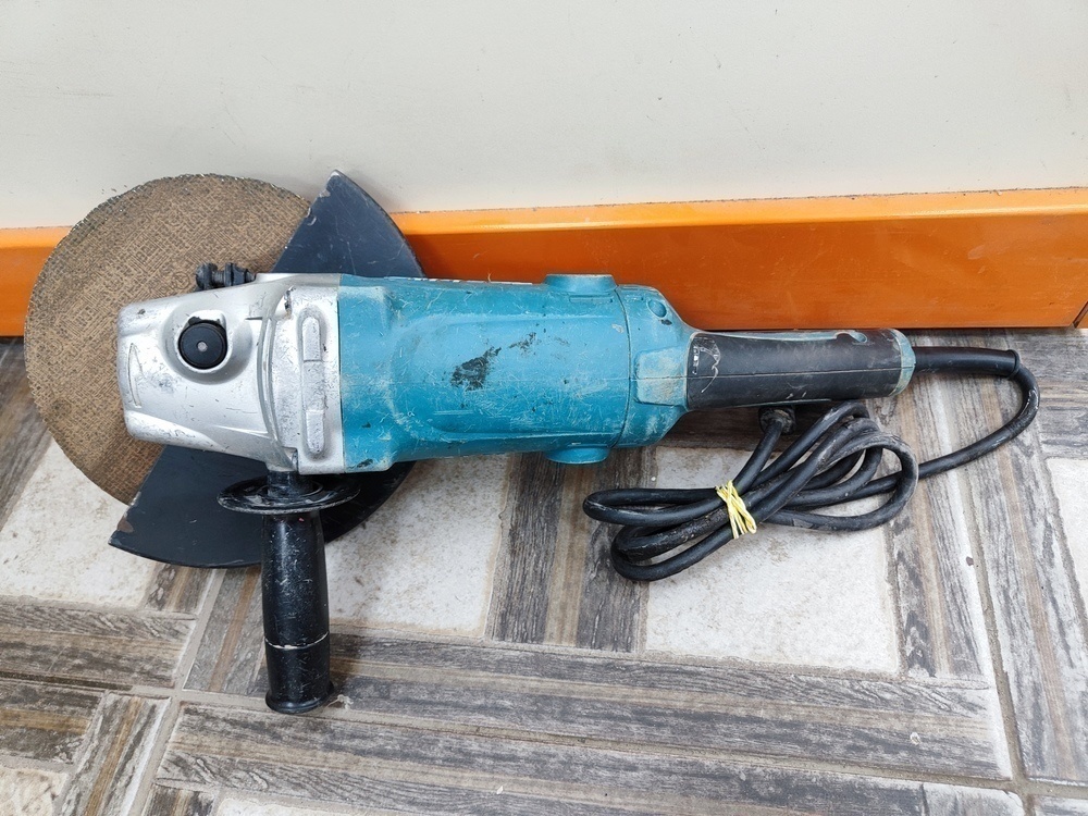 Угловая шлифмашина Makita GA9050
