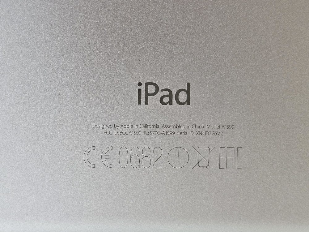 Планшет Apple iPad mini 3 16 ГБ A1599 (Wi-Fi)