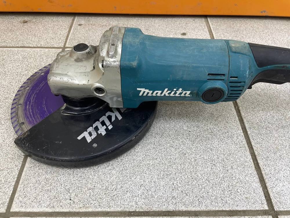 Угловая шлифмашина Makita GA9050