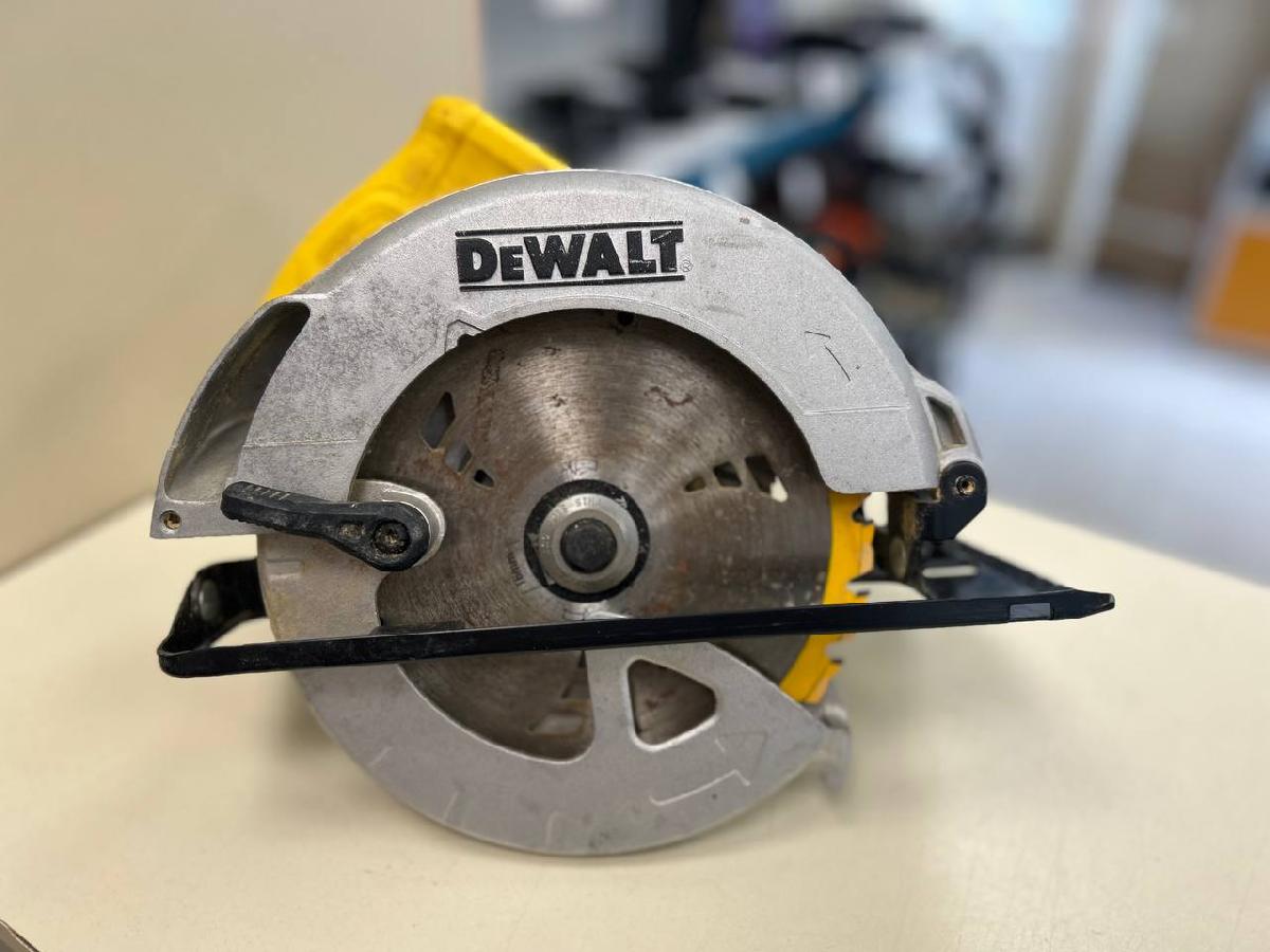Дисковая пила Dewalt DWE 560 Дисковая пила Dewalt DWE 560