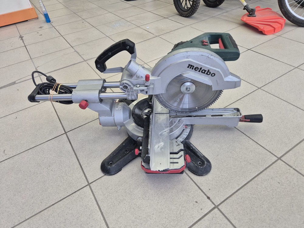 Торцовочная пила Metabo KGS 254M
