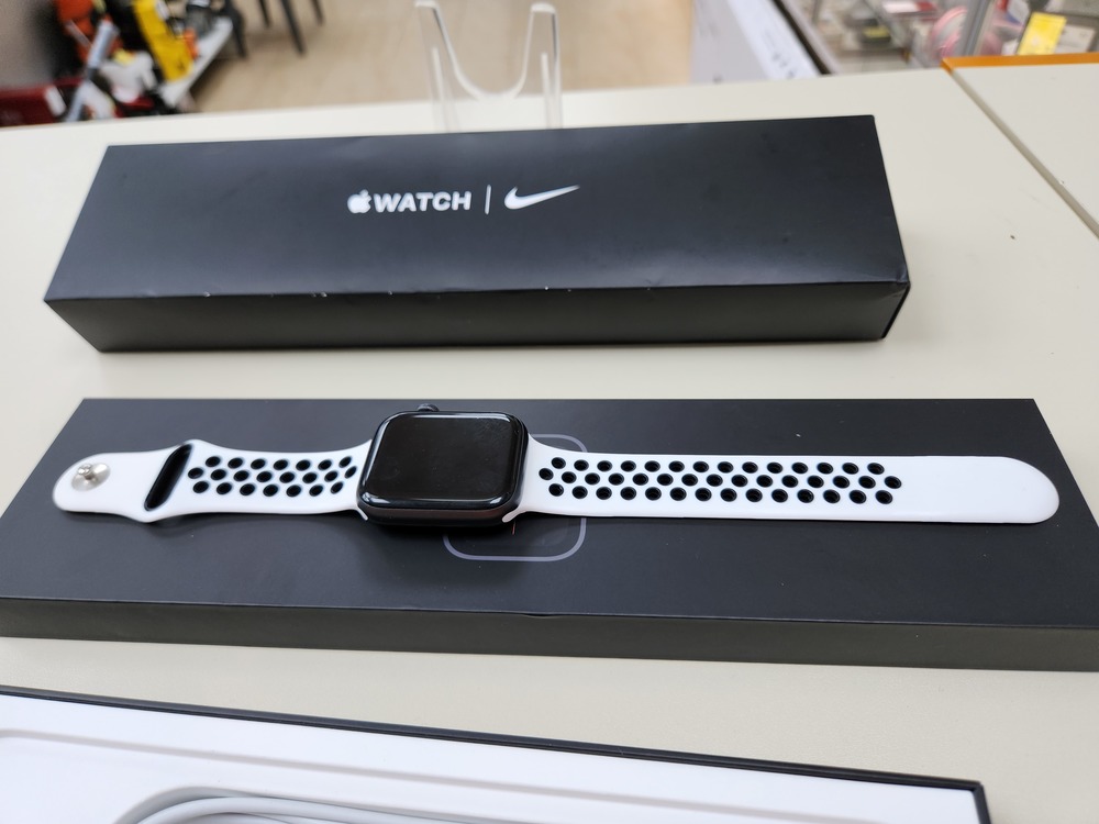 Смарт-часы Apple Watch SE 44mm
