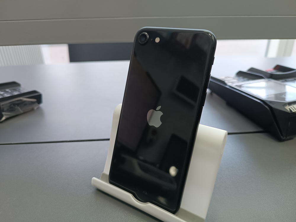 Смартфон Apple iPhone SE 2020 64Gb