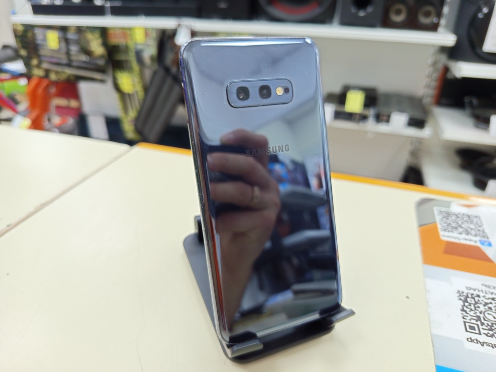 Смартфон Samsung Galaxy S10e 6/128
