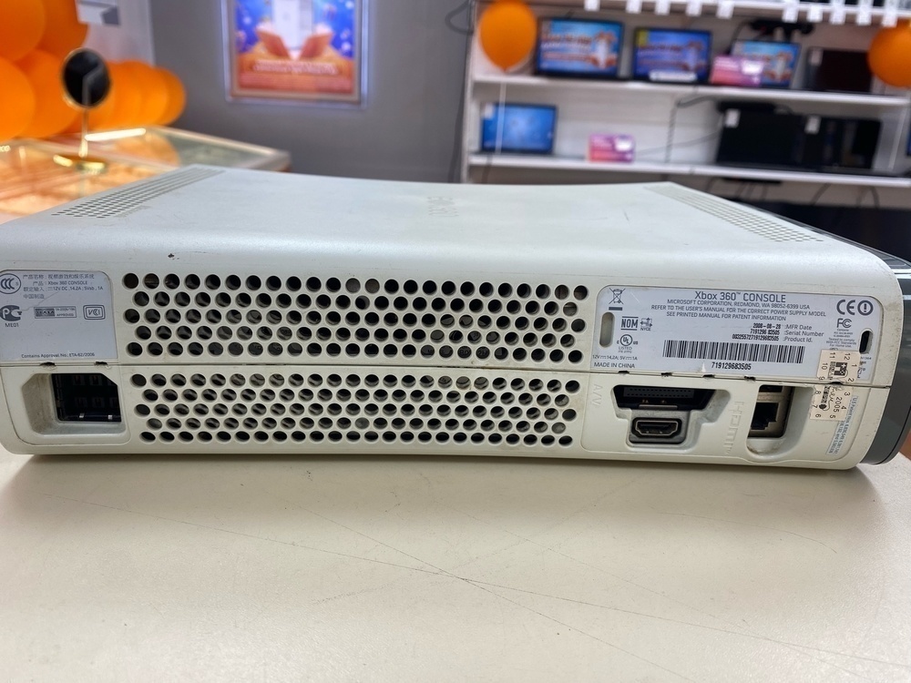 Игровая приставка Xbox 360;