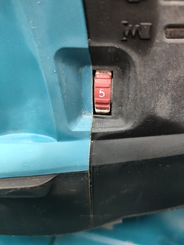 Отбойный молоток Makita HM1203C