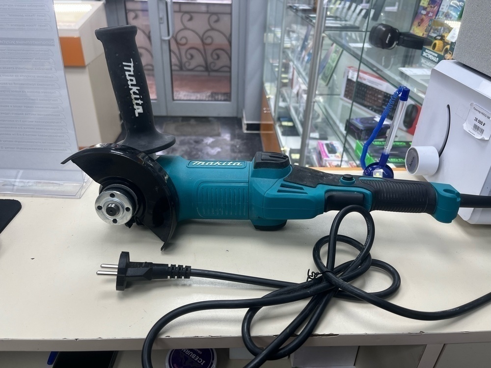 Угловая шлифмашина Makita 9558HN