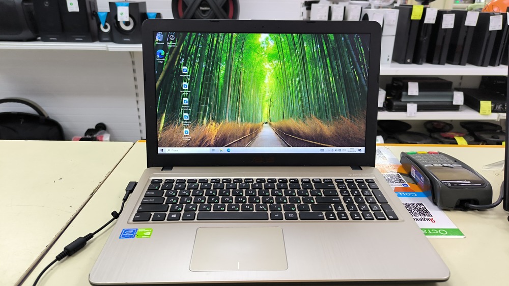 Ноутбук ASUS; Pentium N4200, GeForce 920MX, 4 Гб, Нет, 240 Гб