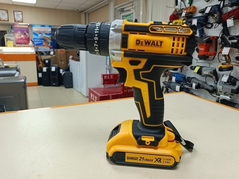 Шуруповерт Dewalt NoName