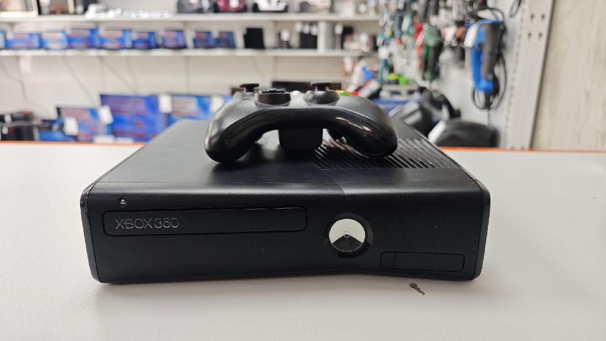 Игровая приставка Xbox 360;