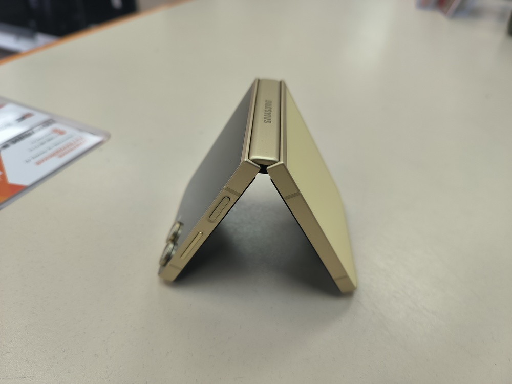 Смартфон Samsung Galaxy Z Flip 6 12Gb 512GB