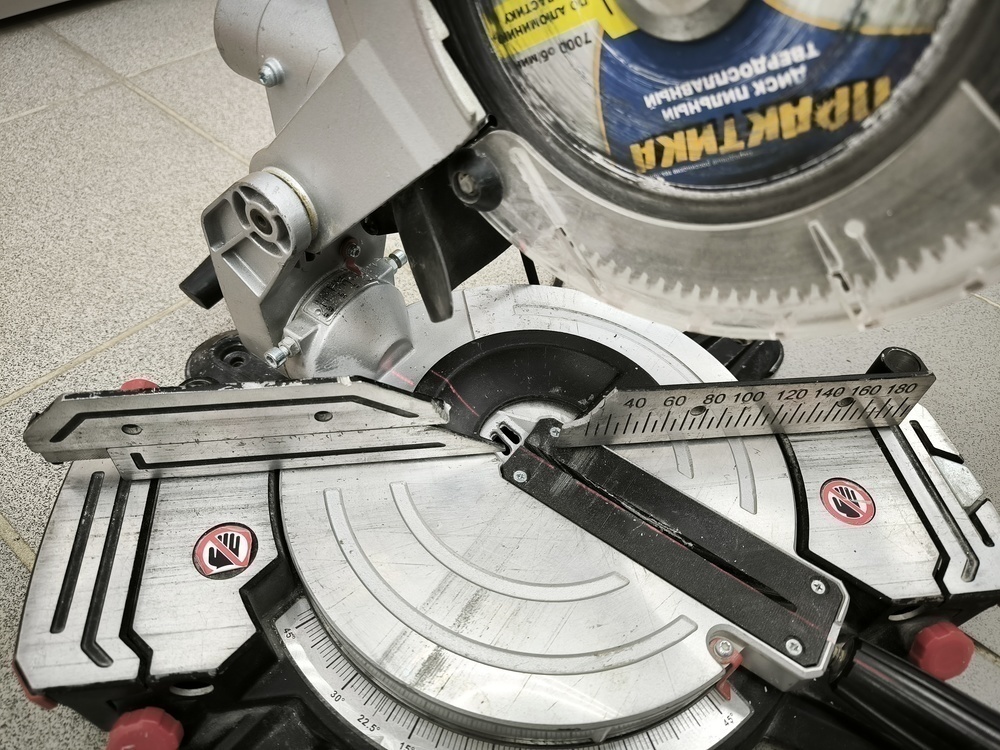 Торцовочная пила METABO KS216M
