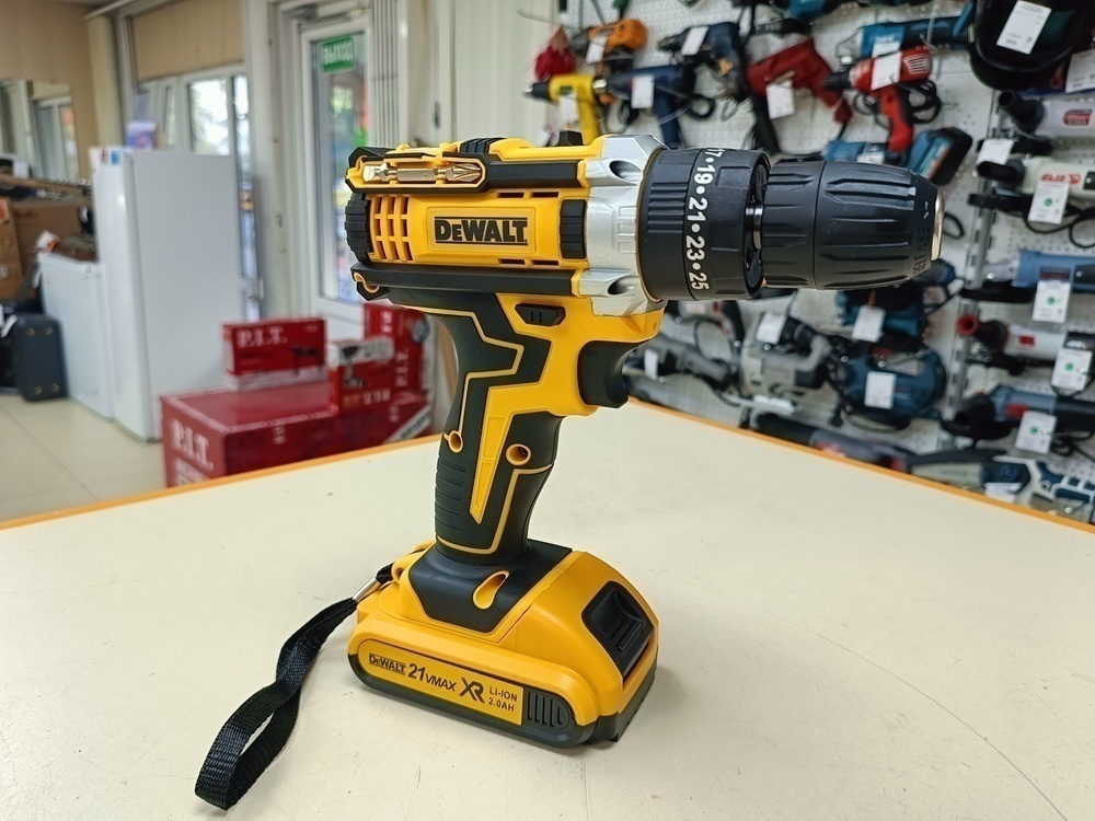 Шуруповерт Dewalt NoName