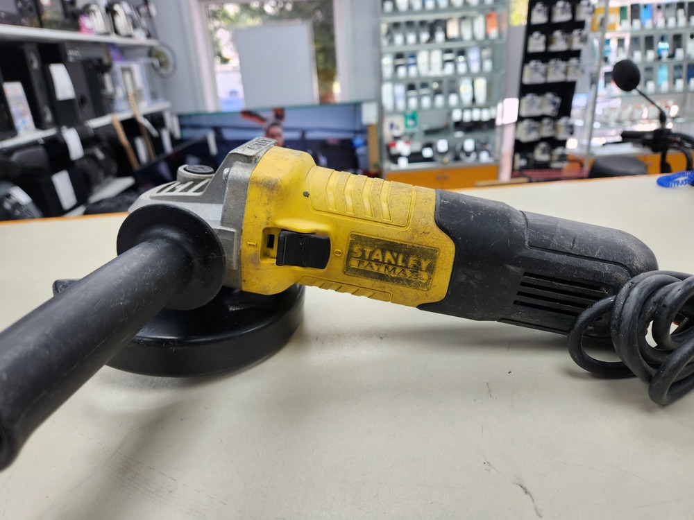 Угловая шлифмашина Stanley FMEG825