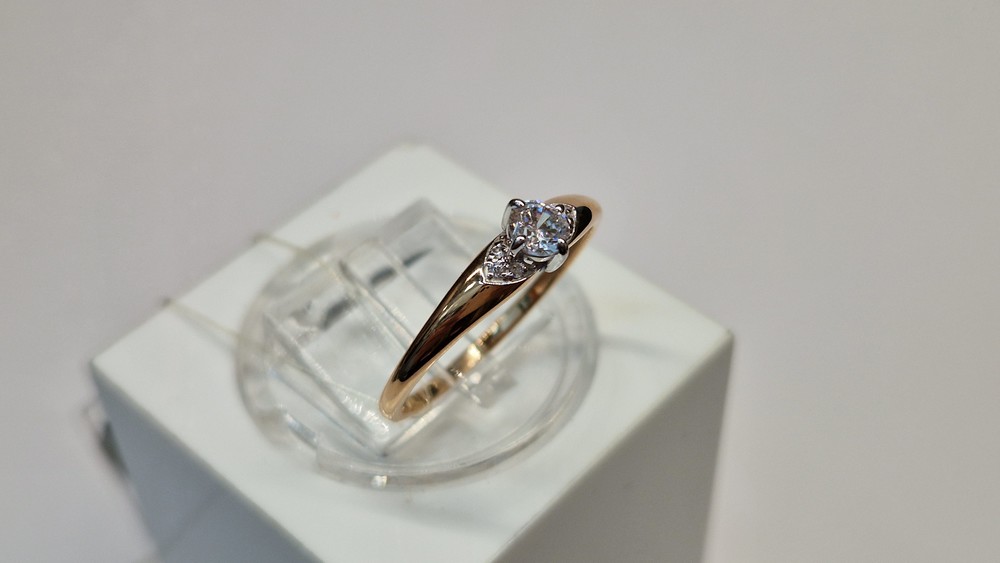 КОЛЬЦО С КАМНЯМИ (Au 585)