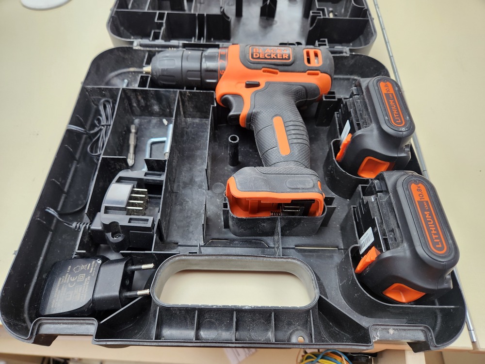 Шуруповерт Black & Decker BDCDD12