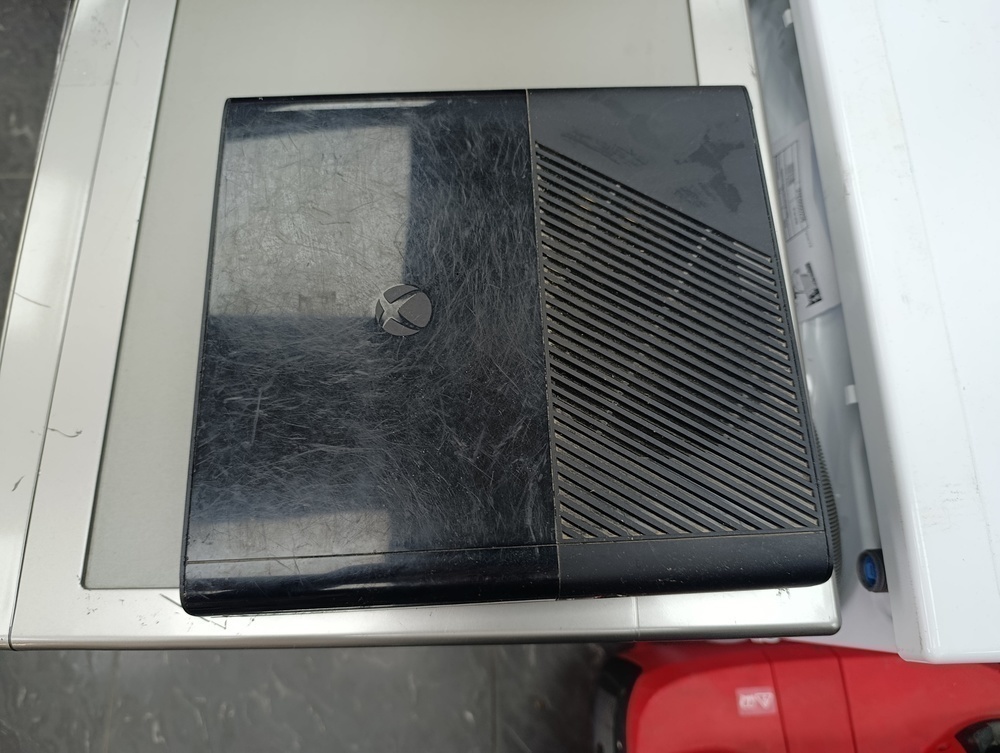 Игровая приставка Xbox 360;