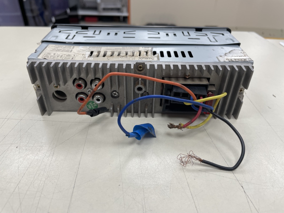 Автомагнитола Aura AMH-440BT;